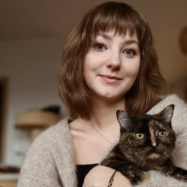 Koci behawiorysta Izabela Stańczyk trzyma na rękach szylkretowego kota. Konsultacje behawioralne dla kotów w Krakowie i online.